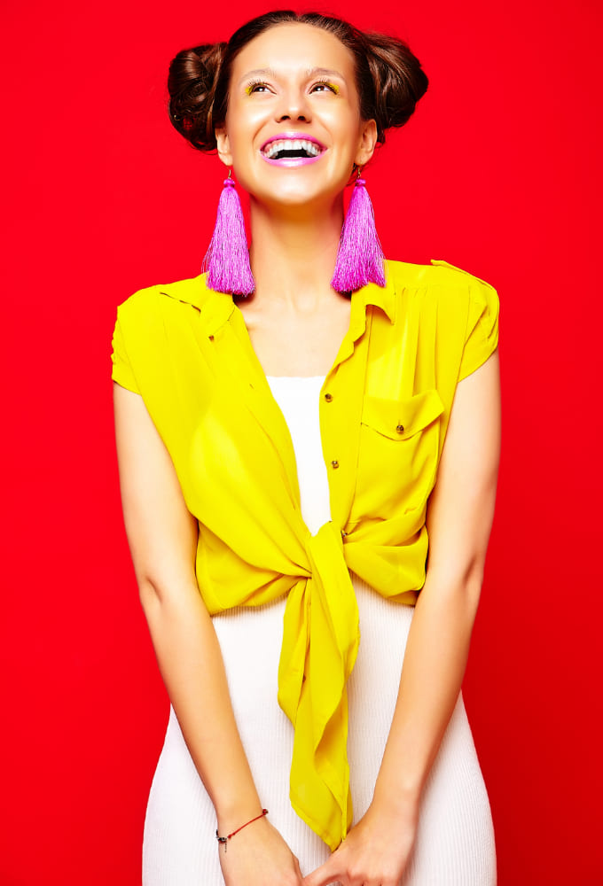 baju warna kuning yang mencerahkan